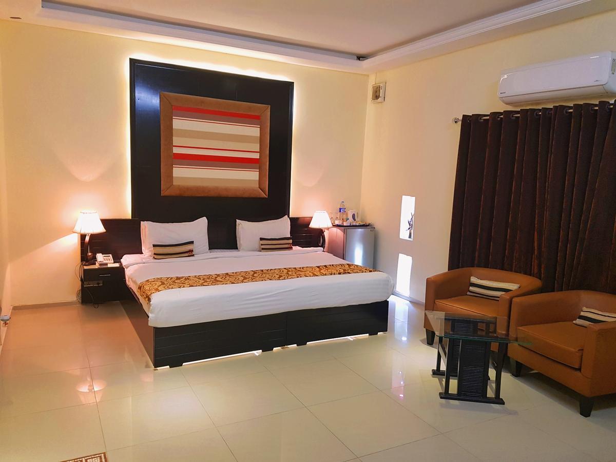 Grand Enclave Hotell Lahore Exteriör bild