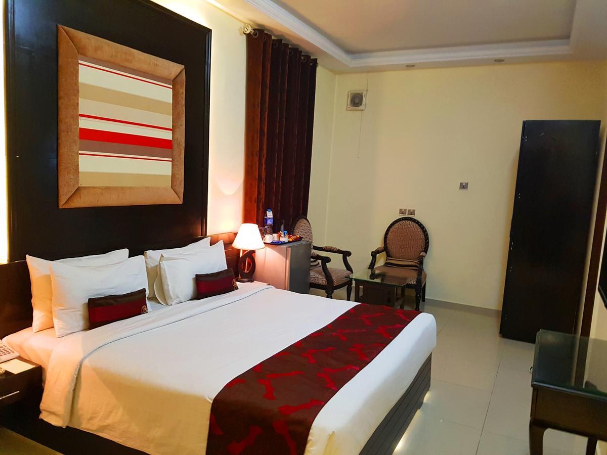 Grand Enclave Hotell Lahore Exteriör bild