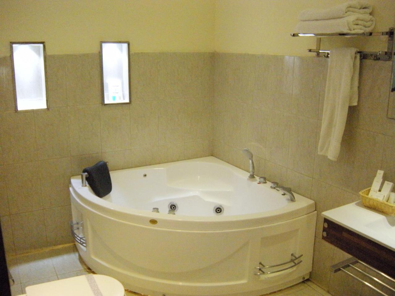 Grand Enclave Hotell Lahore Exteriör bild
